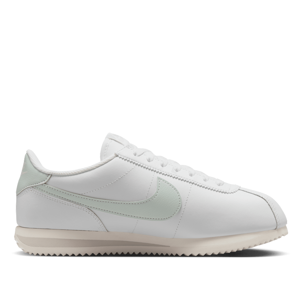 White leather nike shoes hotsell