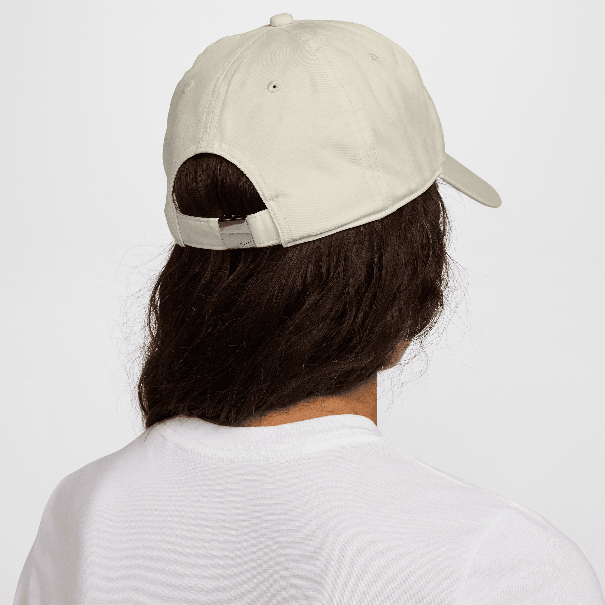 Nike Dri-FIT Club Unstructured Metal Swoosh Cap