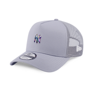 New Era 9FORTY A-Frame Trucker New York Yankees Metal Badge Dolphin Grey Snapback Cap