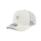 New Era 9FORTY A-Frame Trucker New York Yankees MLB Metal Badge Chrome White Snapback Cap