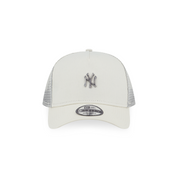 New Era 9FORTY A-Frame Trucker New York Yankees MLB Metal Badge Chrome White Snapback Cap