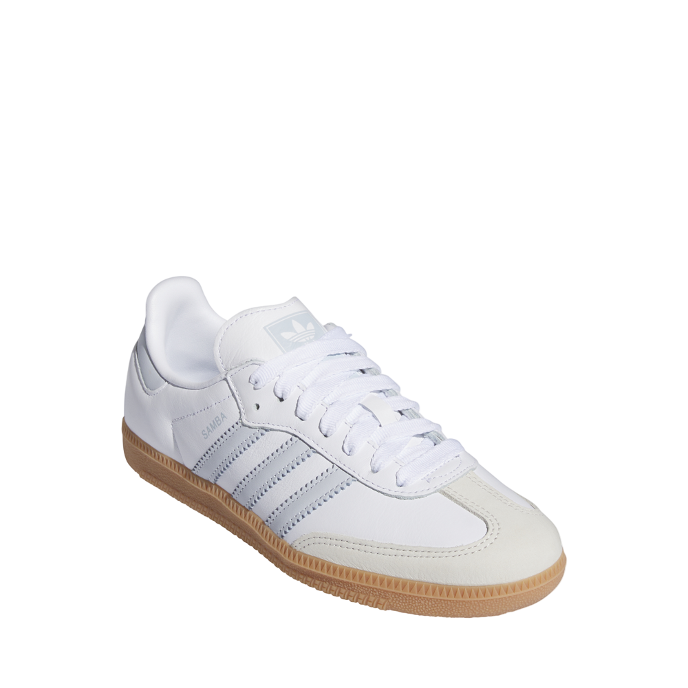 IE0877_6_FOOTWEAR_Photography_FrontLateralTopView_whitecopy.png