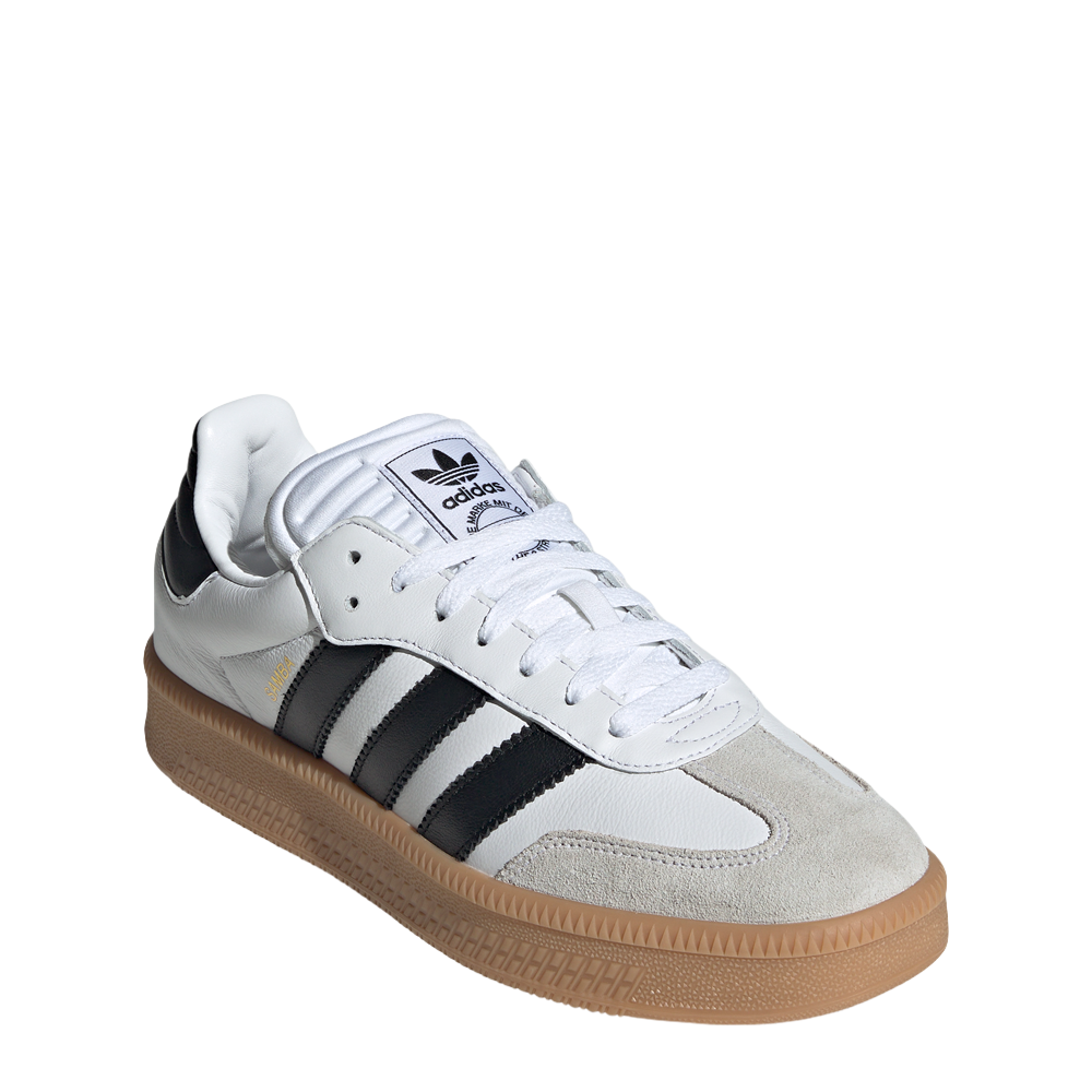 IE1377_6_FOOTWEAR_Photography_FrontLateralTopView_whitecopy.png