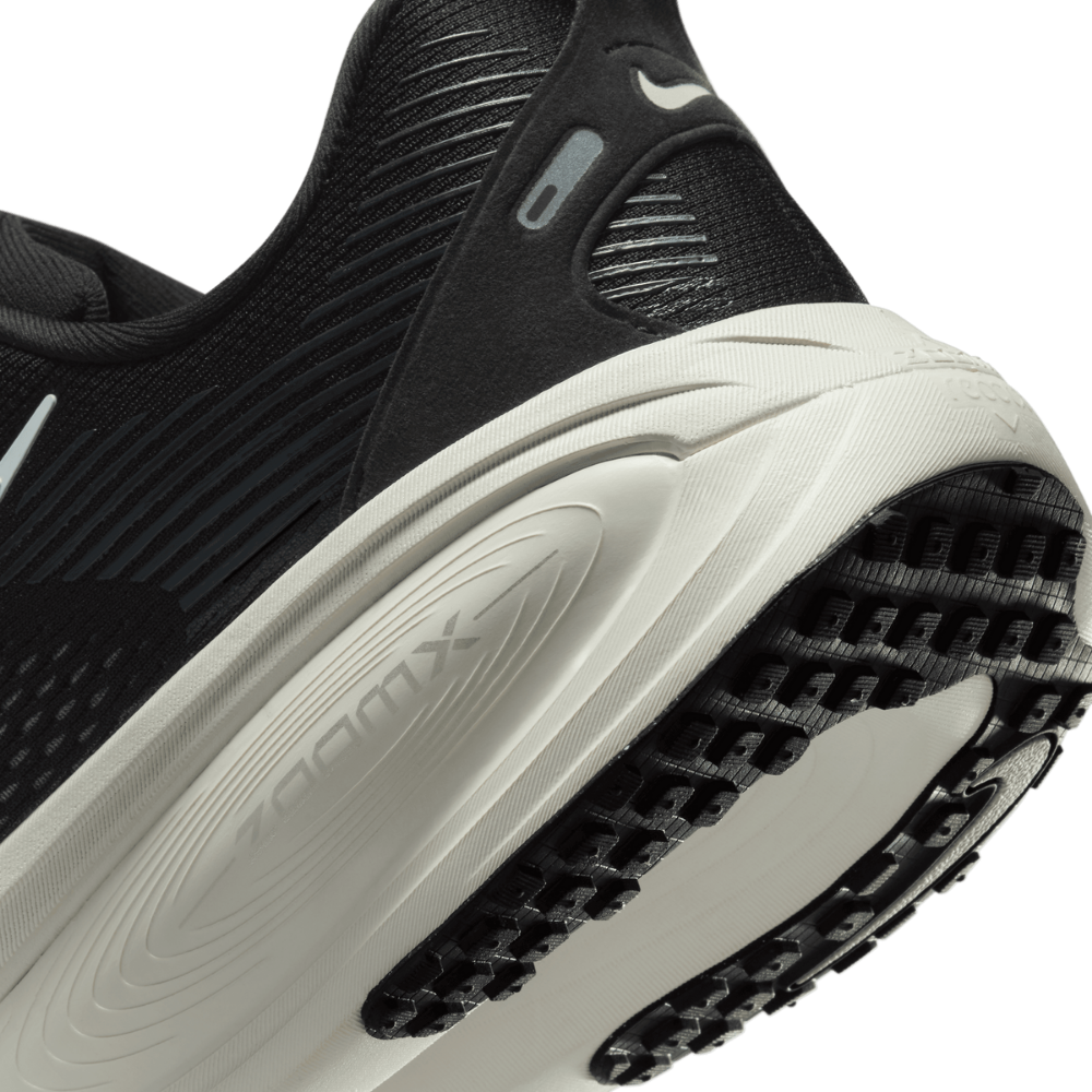 Nike Men's  Vomero 18 Wide Running Shoes