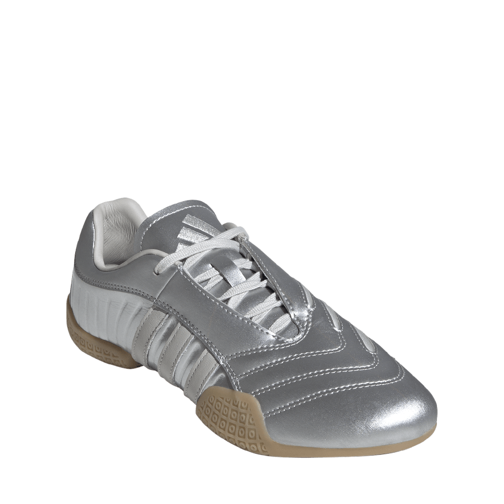 IH9387_6_FOOTWEAR_Photography_FrontLateralTopView_whitecopy.png