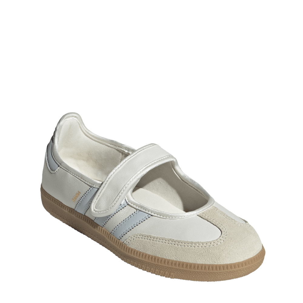 JR7339_6_FOOTWEAR_Photography_FrontLateralTopView_whitecopy.png