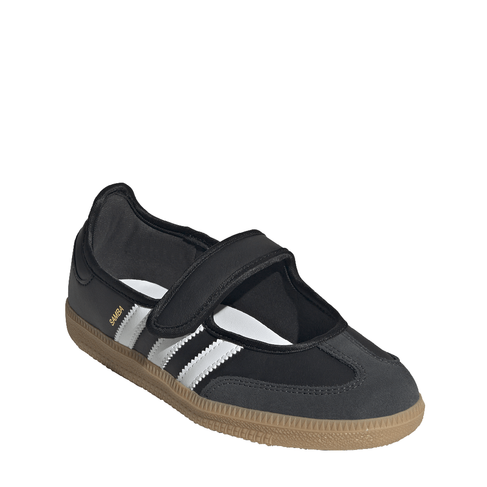 JR7437_6_FOOTWEAR_Photography_FrontLateralTopView_whitecopy.png