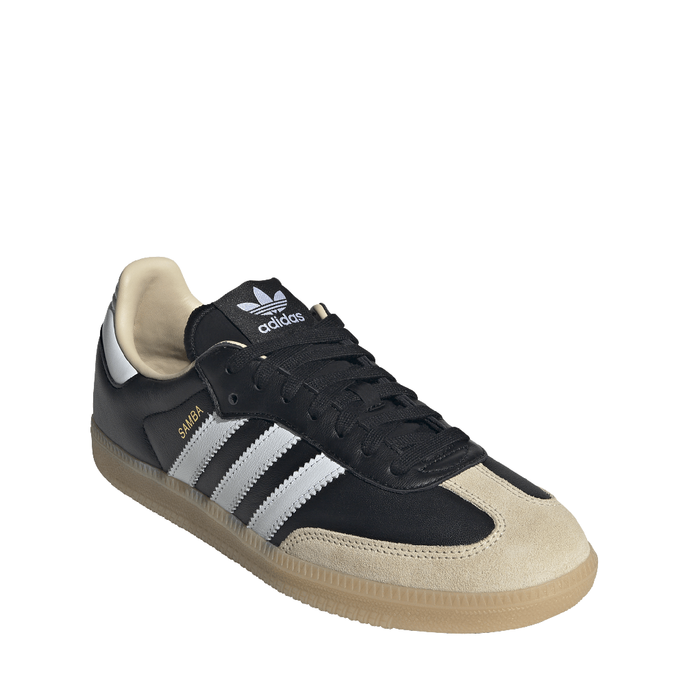 JS3832_6_FOOTWEAR_Photography_FrontLateralTopView_whitecopy.png