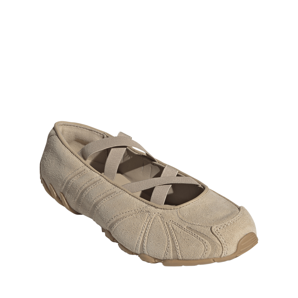 KI7738_6_FOOTWEAR_Photography_FrontLateralTopView_whitecopy.png