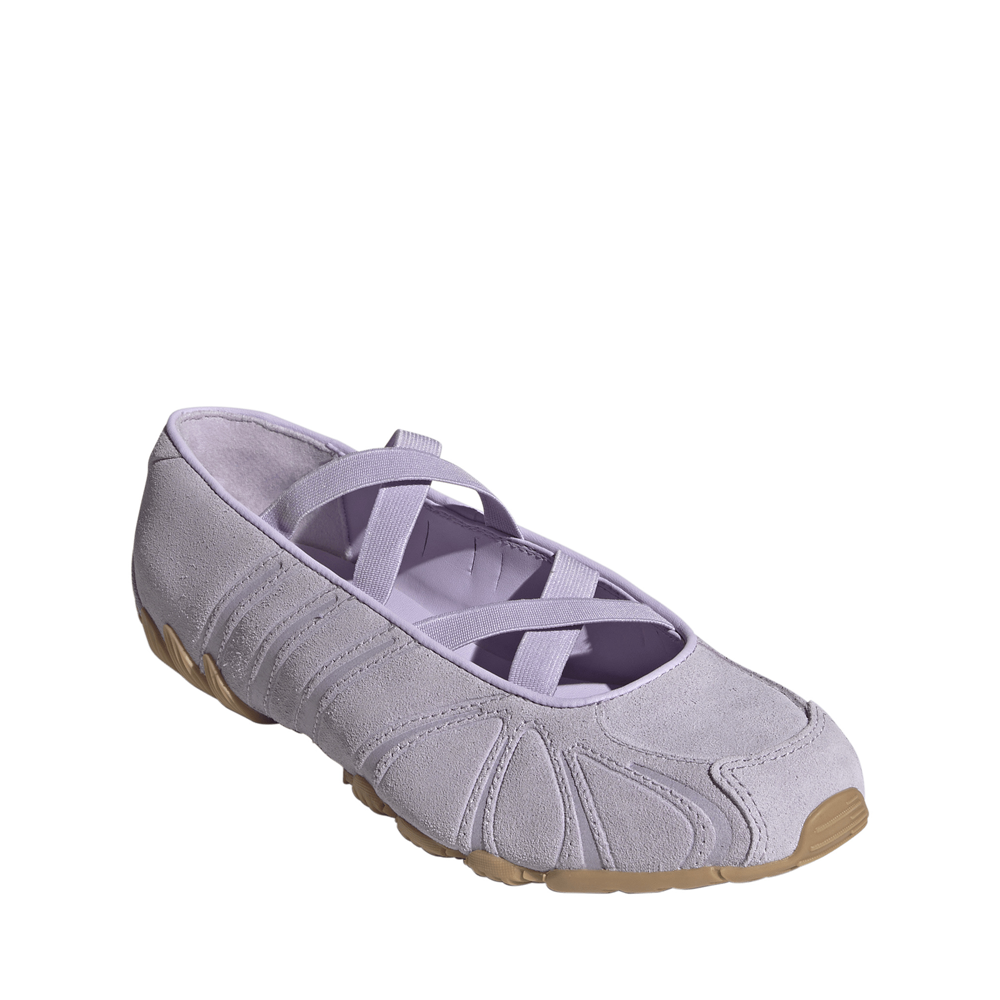 KI7739_6_FOOTWEAR_Photography_FrontLateralTopView_whitecopy.png
