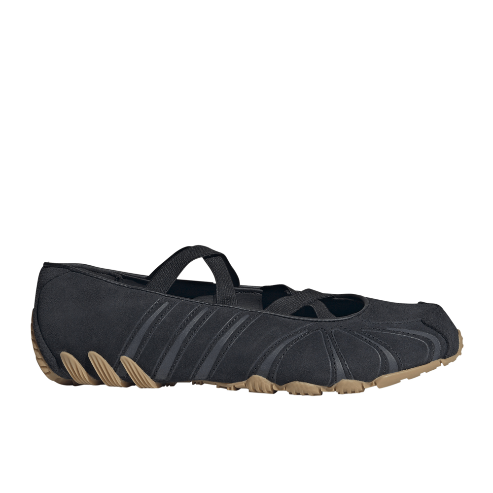 KI7740_1_FOOTWEAR_Photography_SideLateralCenterView_whitecopy.png