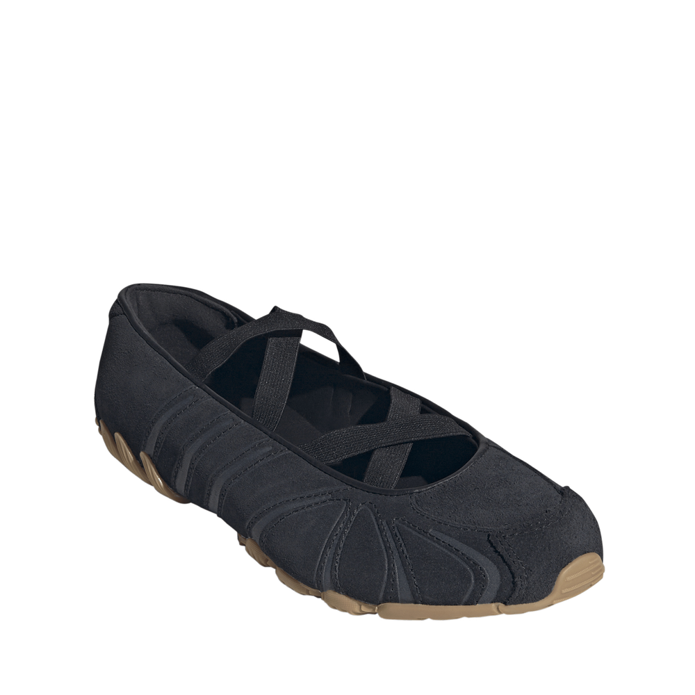 KI7740_6_FOOTWEAR_Photography_FrontLateralTopView_whitecopy.png