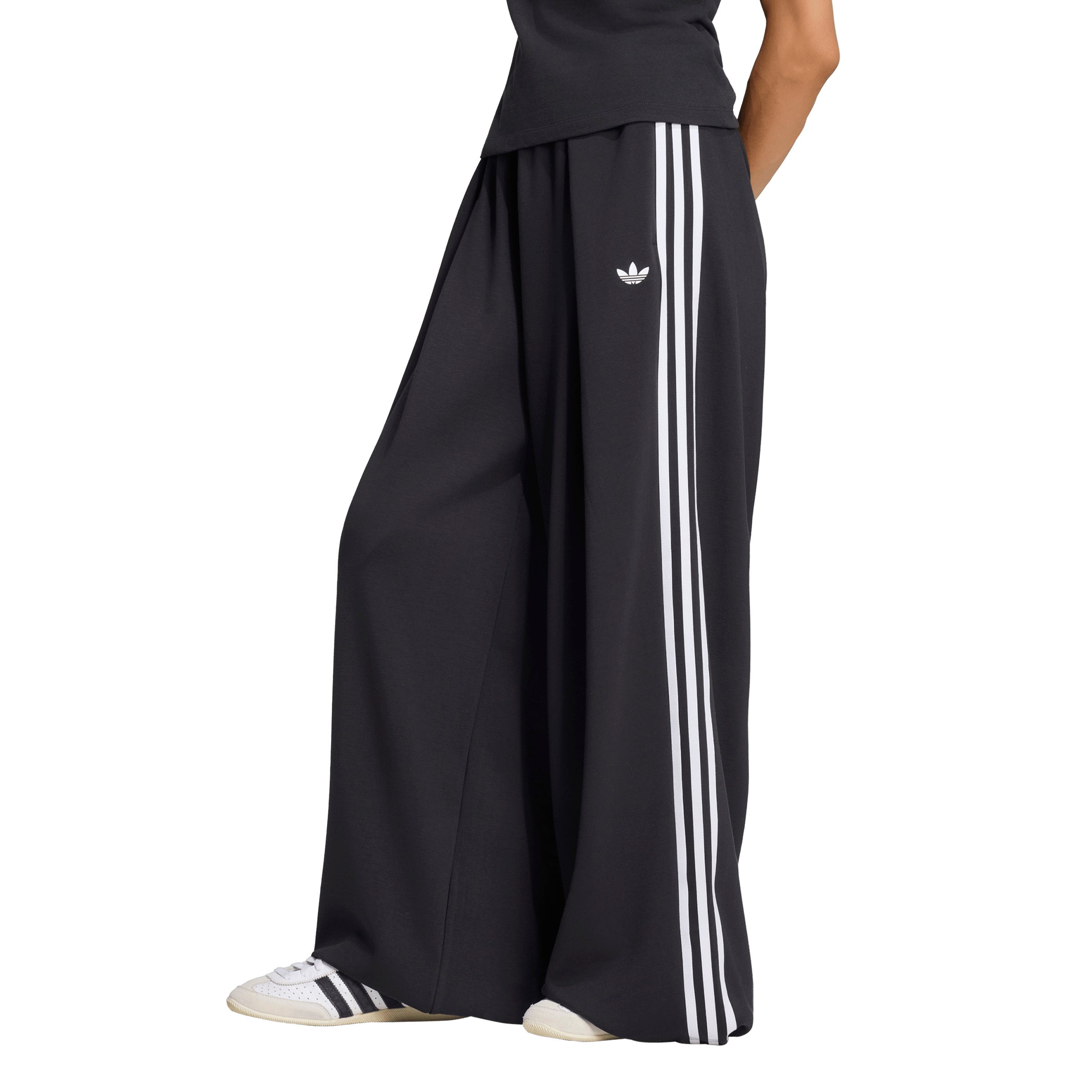 LD8922_2_APPAREL_OnModel_StandardView_white.jpg