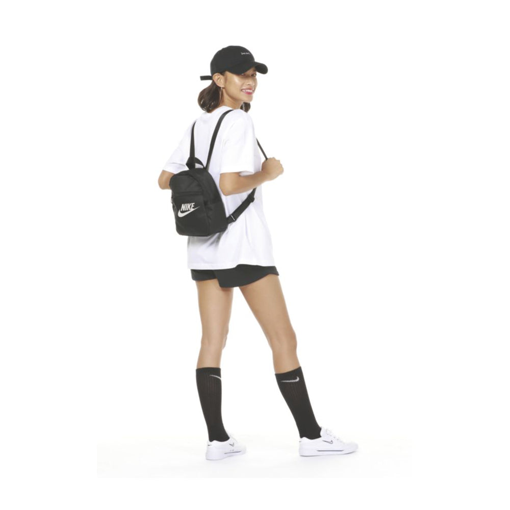 Beschrijving Split Notitie Nike Women's Sportswear Futura 365 Mini Backpack Black White -  urbanAthletics